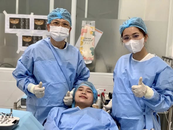  Phẫu thuật cấy ghép 3 trụ implant cho bệnh nhân