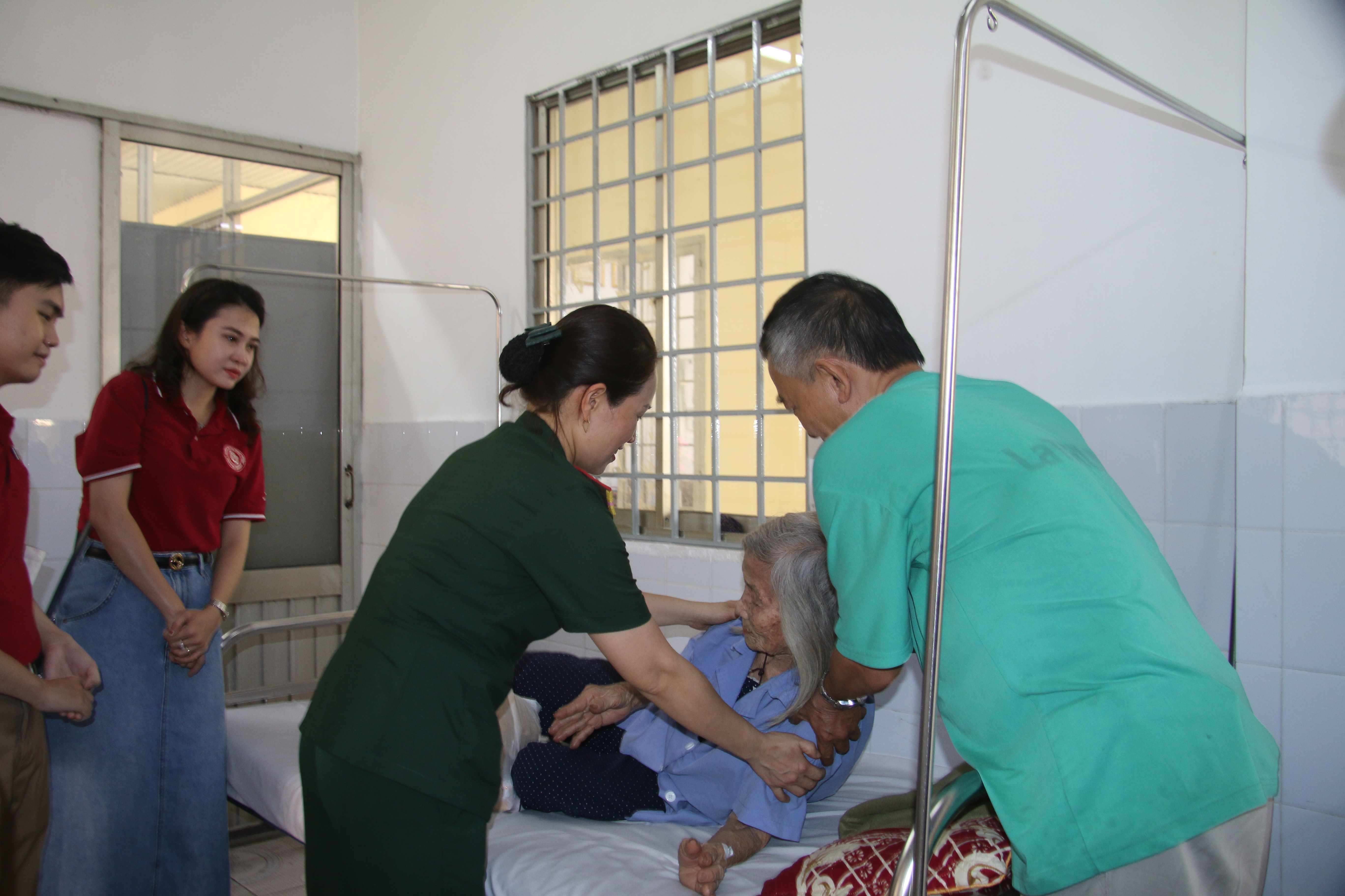 SÁNG MÃI NGƯỜI THẦY THUỐC QUÂN Y